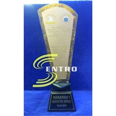 plakat piala trophy fiber acrilik berkualitas