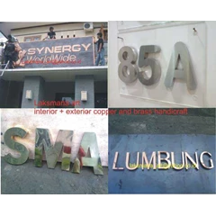 tulisan timbul / papan nama tembaga