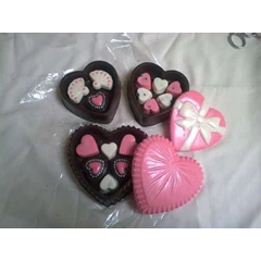coklat valentine ( bentuk love dengan tutup/ cover)