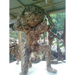 patung atlas dari akar jati2