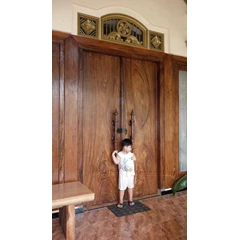 pintu dari kayu trembesi solid komplit sama jendela, ukuran 155( lebar) x 255( tinggi) x8cm( tebal)