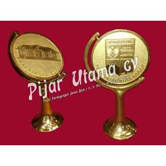 plakat, piala, piagam, medali dan pin yang bermutu