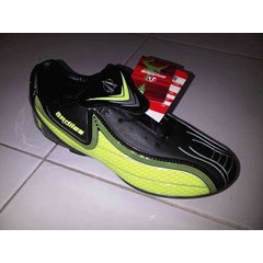 sepatu soccer aediles