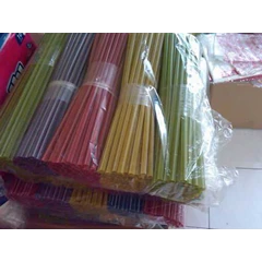 sedotan plastik warna-warni