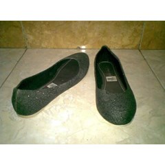 sepatu balet hitam motif bunga