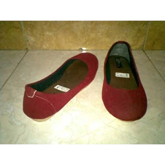 sepatu balet merah bludru