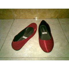 sepatu balet merah kilap
