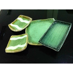 porcelain plate ( piring porselen)