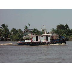 kapal tugboat besi ukuran kecil
