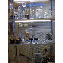 plakat kristal, kayu, akrilik