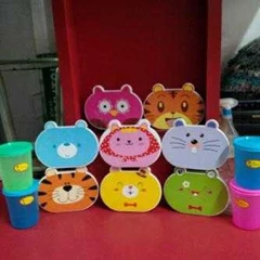 kotak makan animal dan gelas tutup