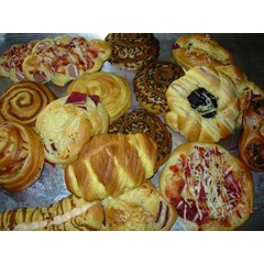 roti dengan aneka isi ( keju, smoke beef, sosis, coklat, selai dll)