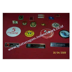pin/ papan nama