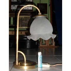 lampu meja eropa antik bahan kuningan kap susu keriting