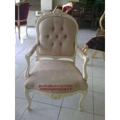 chair/ kursi cat putih