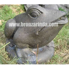 br009 - frog with hole water