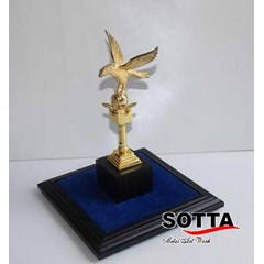 piala karbol, trophy, piala, souvenir, merchandise, hadiah, plakat, mimiatur, replika
