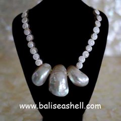 big pearl shell necklace indonesia / kalung kerang