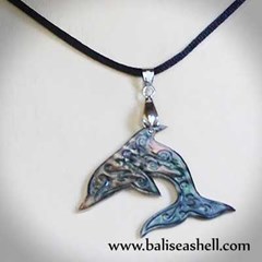 fish dolphin art necklace pendant / kalung kerang ukir dolphin