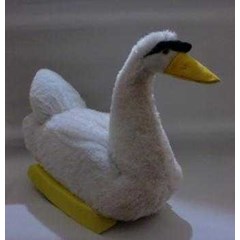 boneka angsa putih, mainan anak yang lucu dan bisa dinaiki dibuat dari kardus