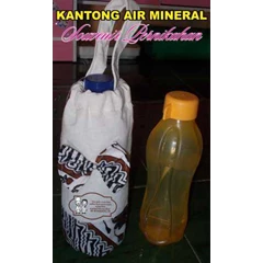 souvenir pernikahan ' kantong botol air mineral'
