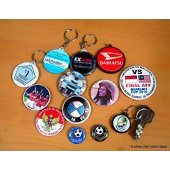 pin promosi gantungan kunci