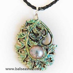 paua carving with art pearl pendants / kalung unik ukiran dari kulit kerang paua,