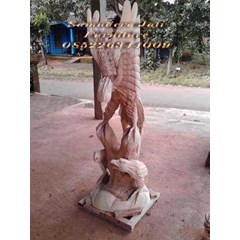 patung ukir burung elang