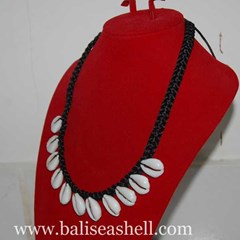 shell necklace with small cowrie / kalung buli