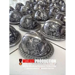 helm tambang, souvenir helm tambang, bikin souvenir helm tambang, helm tambang, helm tambang ukir, souvenir helm tambang ukir, pengrajin helm ukir