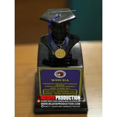 patung wisuda, jual patung wisuda di purwokerto, bikin patung wisuda, jual piala wisuda di purwokerto