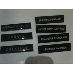 papan nama gravo hitam putih, hitam dove, & fiber coating