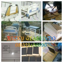bed periksa bed rawat dan papan nama pasien 