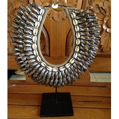 seashell handicrafts or ntivenecklace kerajinan kerang atau kalungasli