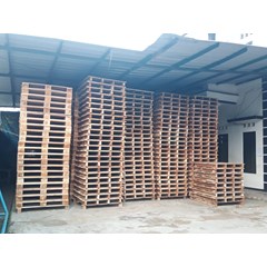 pallet kayu, untuk tatakan komoditi gudang atau container.