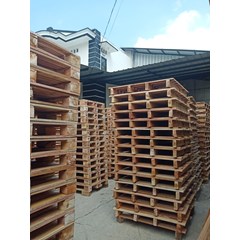 pallet kayu untuk tatakan gudang atau pada container