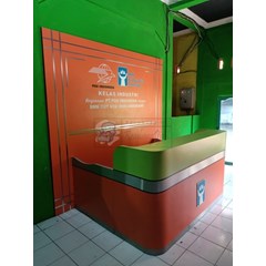 meja resepsionis sekolah