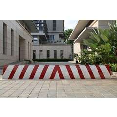rising kerbs | road blocker, jakarta, indonesia