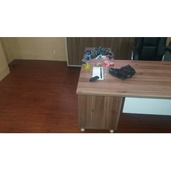 lantai vinyl plank motif kayu