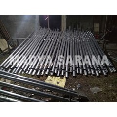 tiang besi rambu lalu lintas