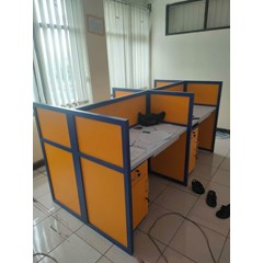 meja partisi kantor cubicle workstation 4 orang dengan lemari kabinet 