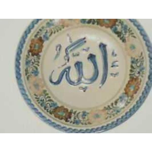 piring motiv kaligrafi arab