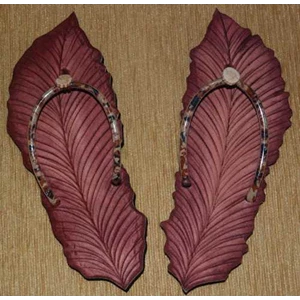 sandal batik motif daun