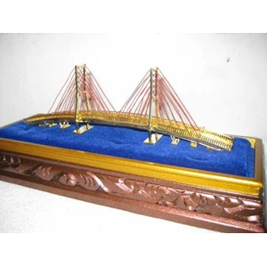 miniatur souvenir jembatan suramadu