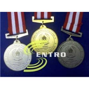 medali plakat piala trophy fiber acrilik akrilik acrylic kristal crystal souvenir hadiah promosi laser sablon engraving grafir 2 dimensi 3 dimensi penghargaan seminar kenang-kenangan sovenir kejuaraan