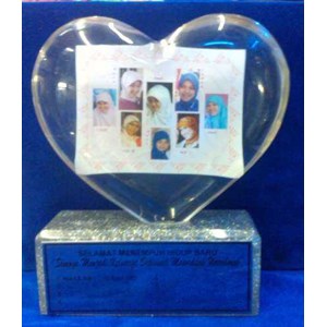 plakat piala medali trophy acrilik fiber resin kristal pernikahan penghargaan souvenir