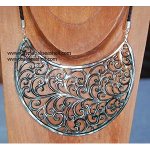 kalung celebrity dari kulit kerang mutiara tahiti