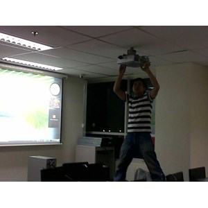 pemasangan proyector