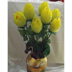 bunga tulip kuncup kuning