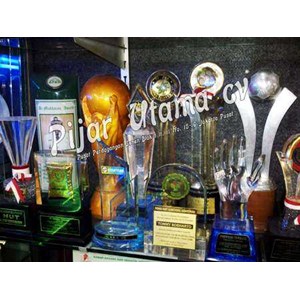 plakat, piala, piagam, medali & pin bermutu